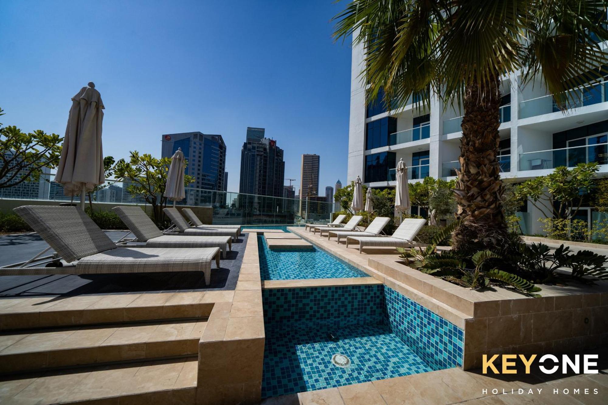Sleek Studio In Prive With Stunning Canal View ドバイ エクステリア 写真