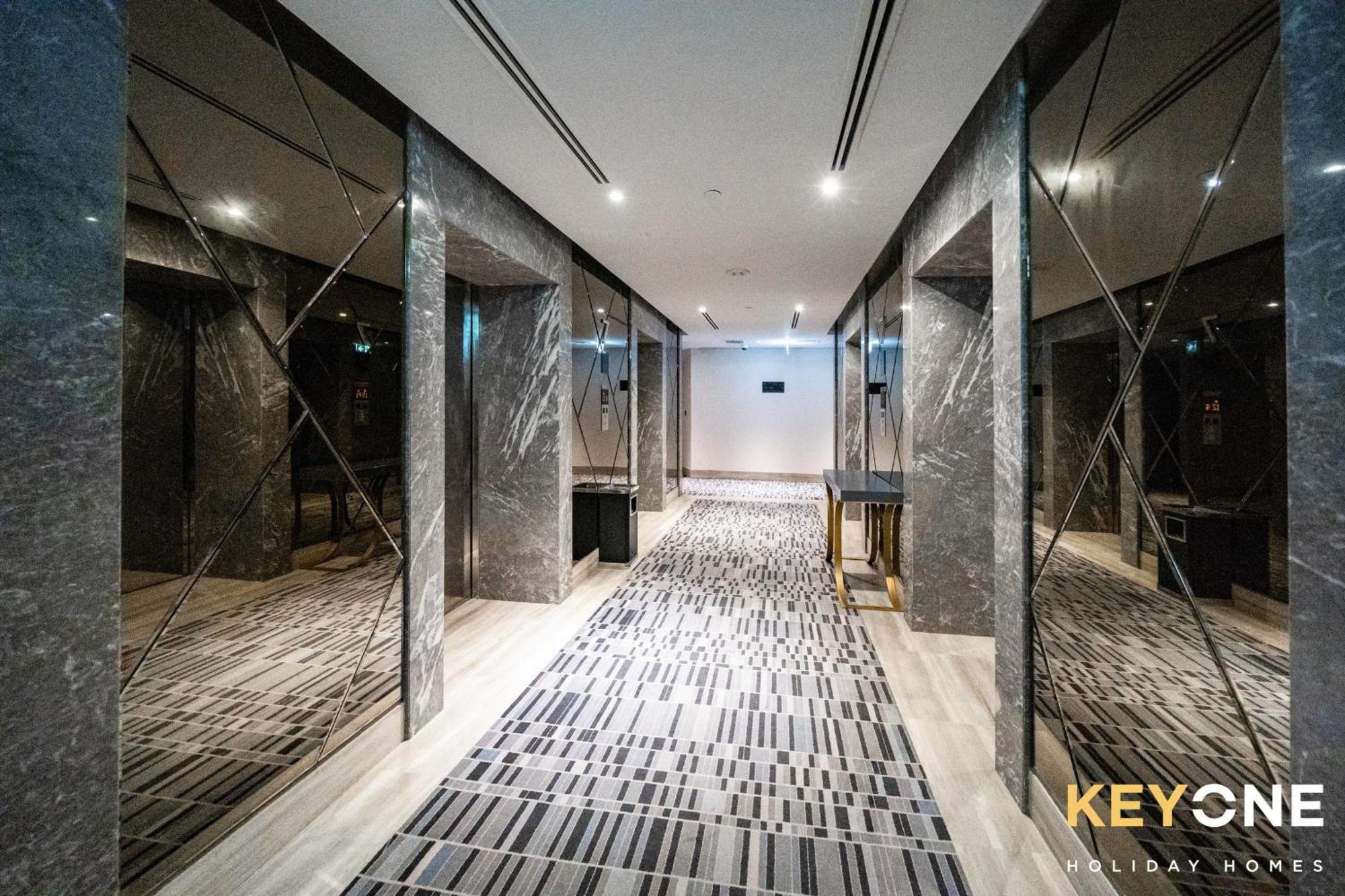 Sleek Studio In Prive With Stunning Canal View ドバイ エクステリア 写真