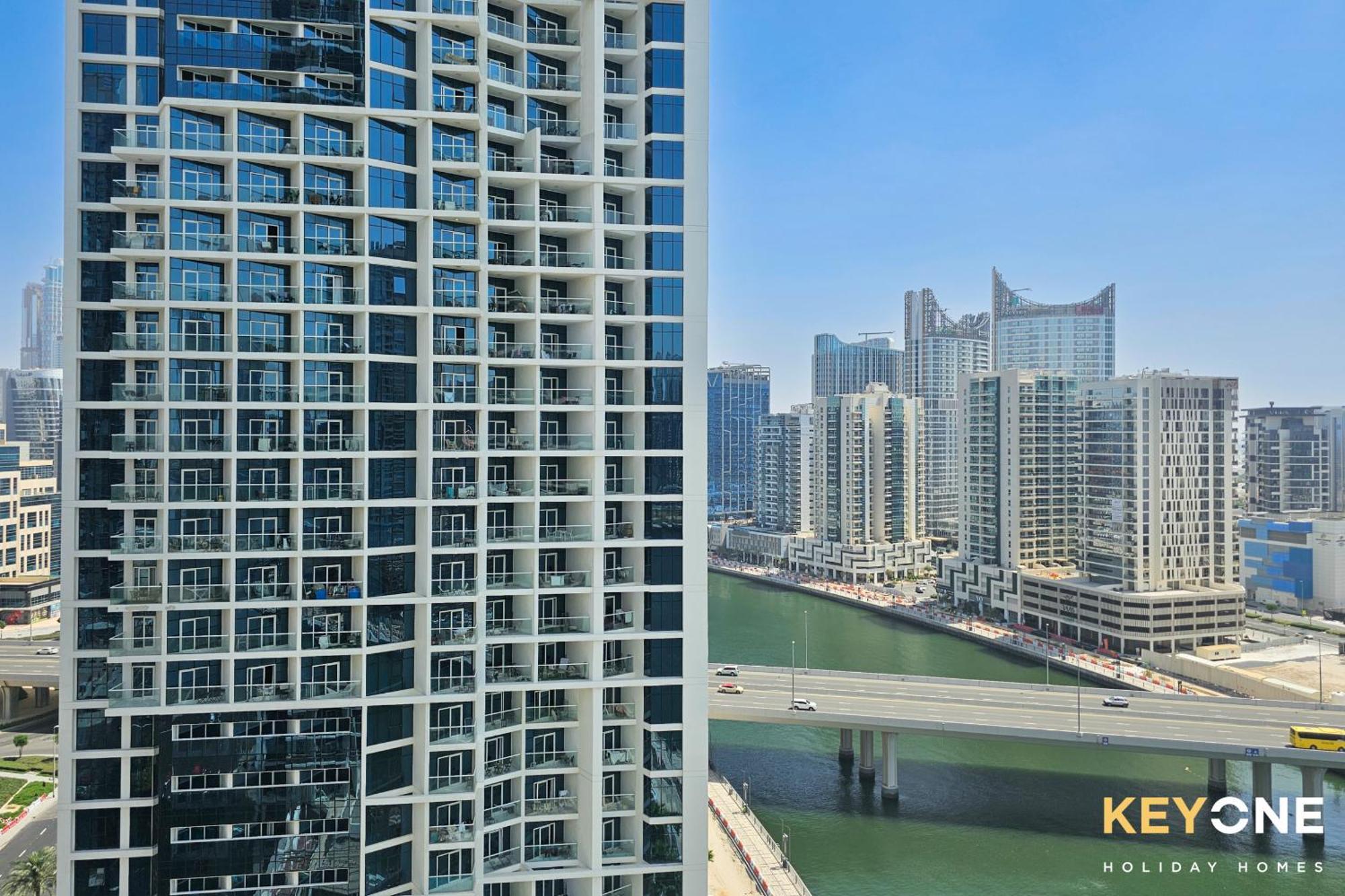 Sleek Studio In Prive With Stunning Canal View ドバイ エクステリア 写真