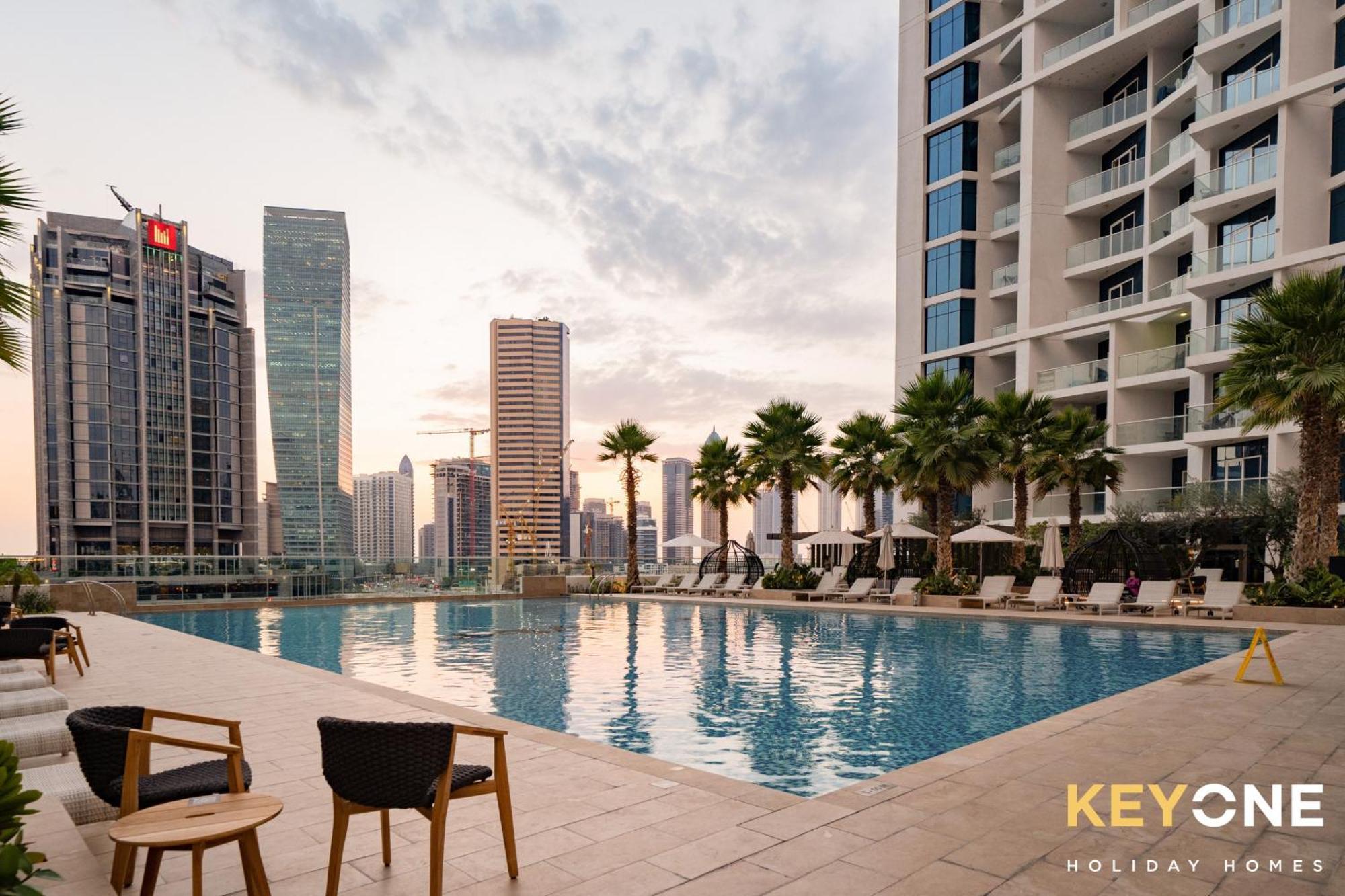 Sleek Studio In Prive With Stunning Canal View ドバイ エクステリア 写真